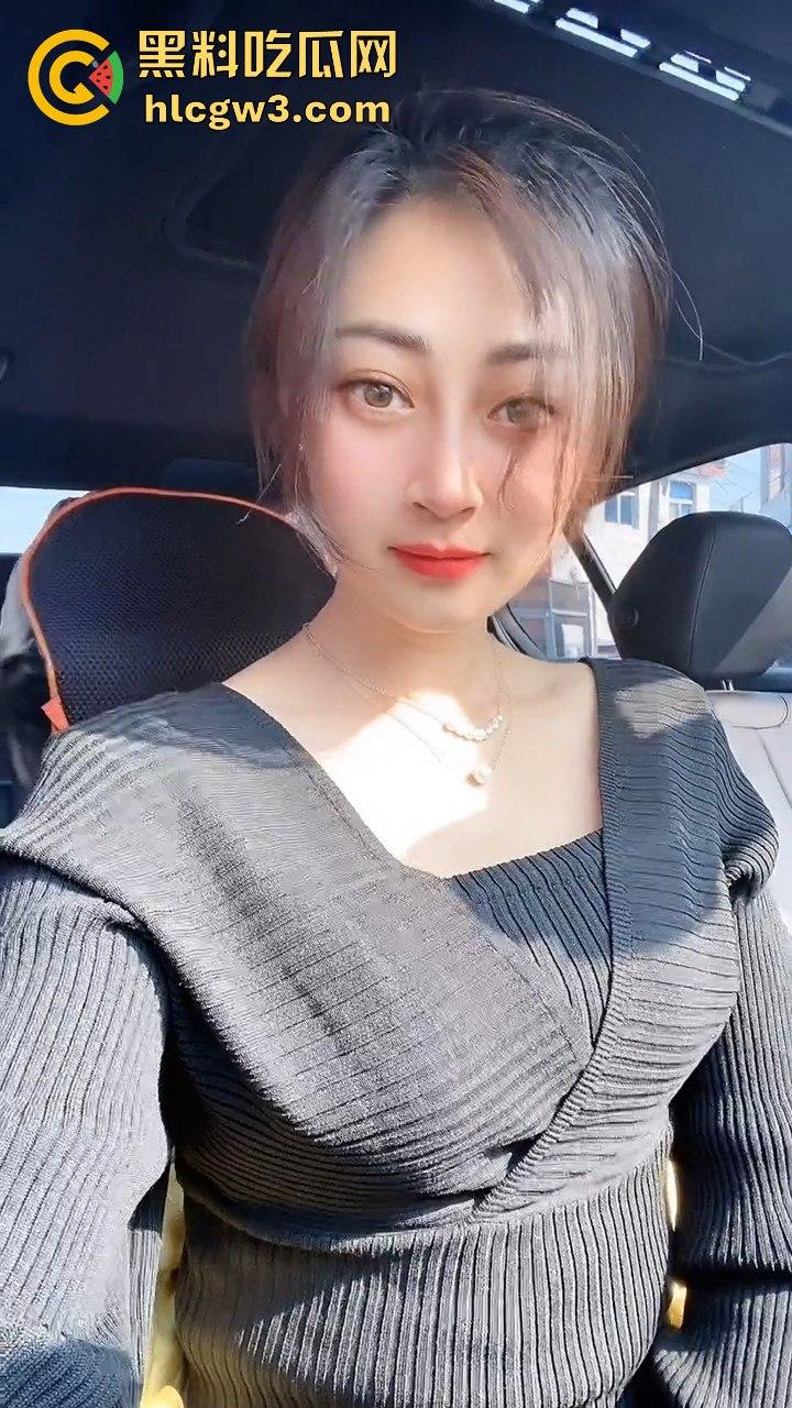 快手主播【尹美美哒】粉丝福利翻车！群内黄瓜插骚逼秀，直播间现场刮毛让人看傻！-5