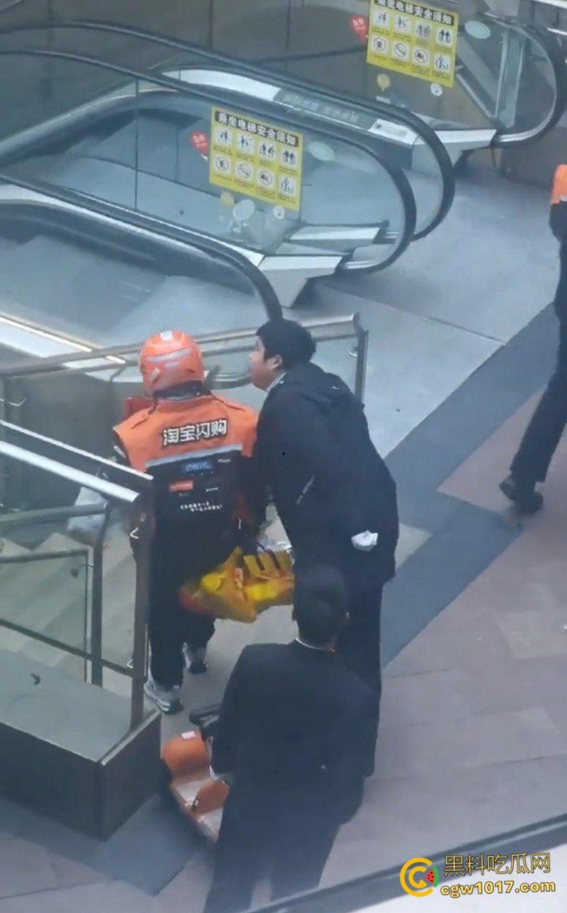 保安和外卖员商场爆发矛盾，真实上演君子动口不动手，互吐口水对峙互不退让，保安看他戴头盔就吐了就跑 ！-5
