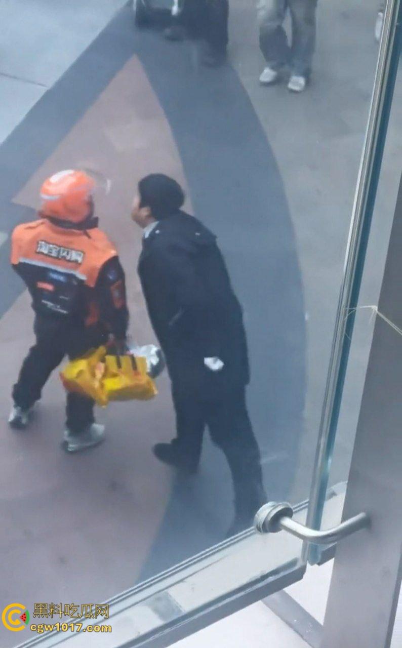 保安和外卖员商场爆发矛盾，真实上演君子动口不动手，互吐口水对峙互不退让，保安看他戴头盔就吐了就跑 ！-6