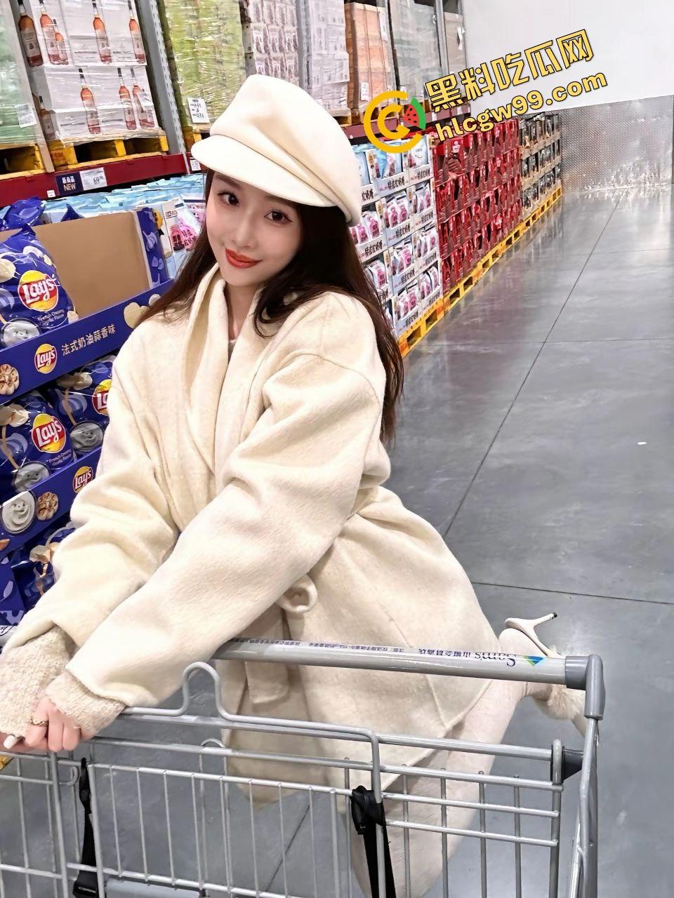 重口调教！成都骚鸡『于雯』喊闺蜜整活上演拉屎吃屎，2公狗躺地仙女蹲姿拉屎进嘴！独家曝光流出！-3