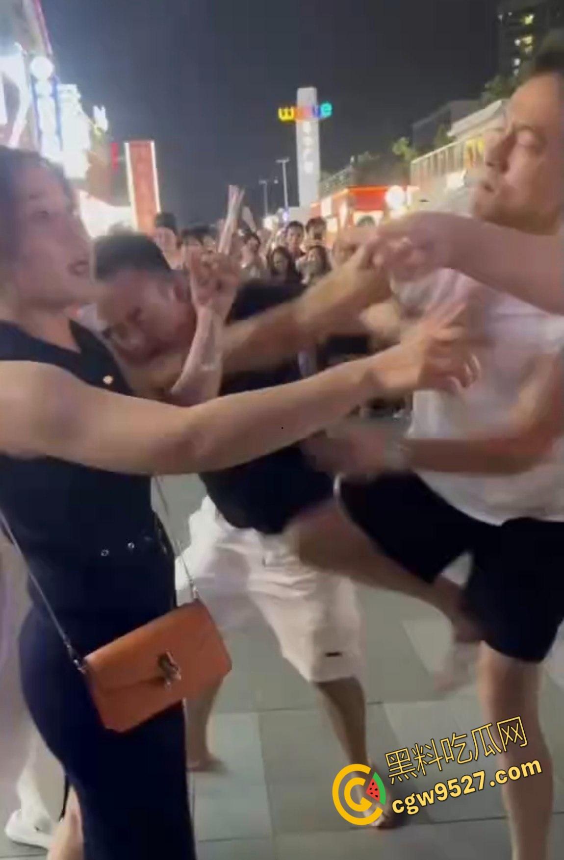 养20年女儿跟别人私奔了，上前理论不料被干倒，老爹颈动脉被打瘫再地，亲情翻车吃瓜群众围观无人劝架!-4