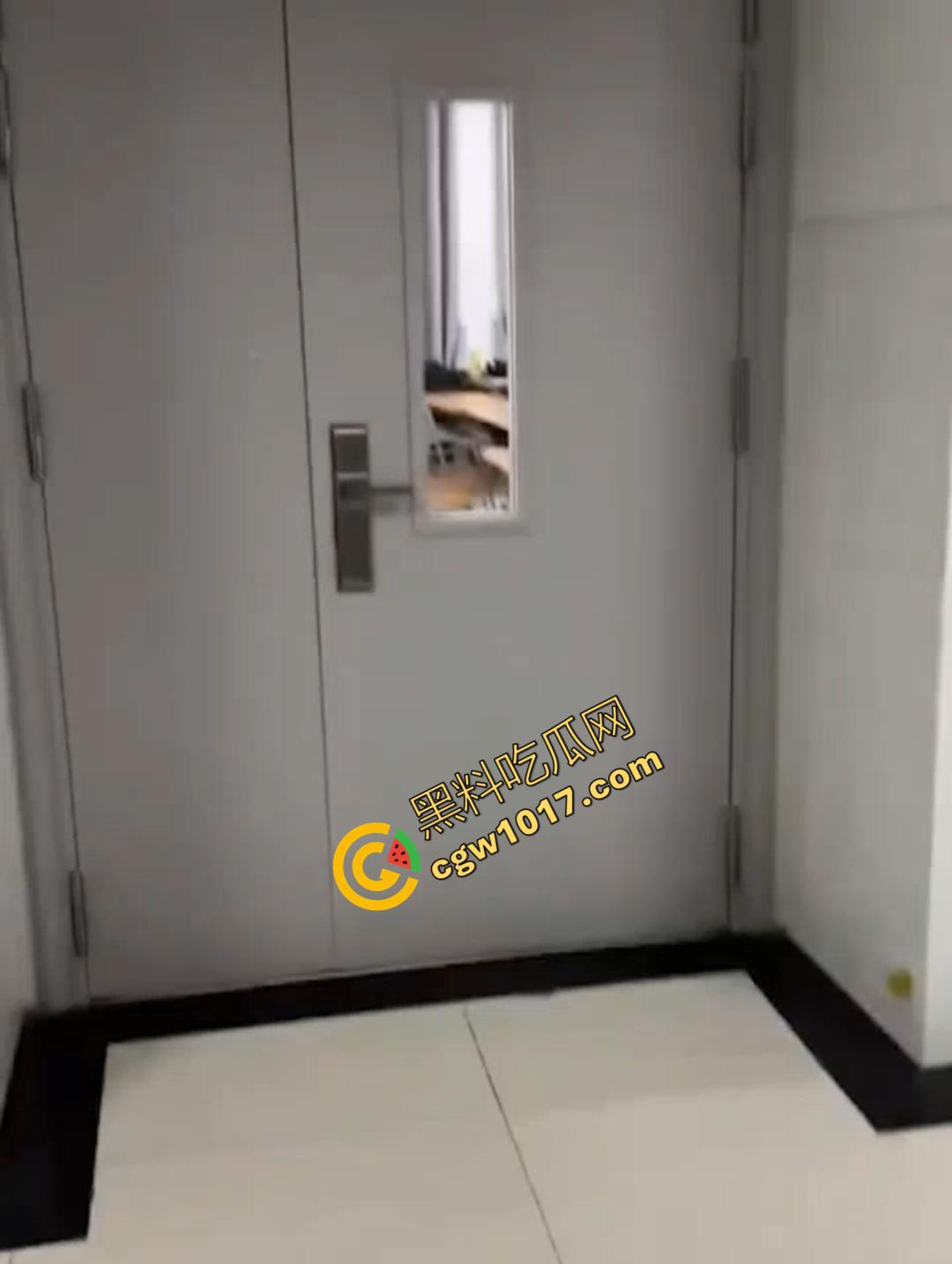 山东财大7409教室活春宫！晚自习女生桌下跪舔，被瓜友偷拍 视频在全校疯传！-4