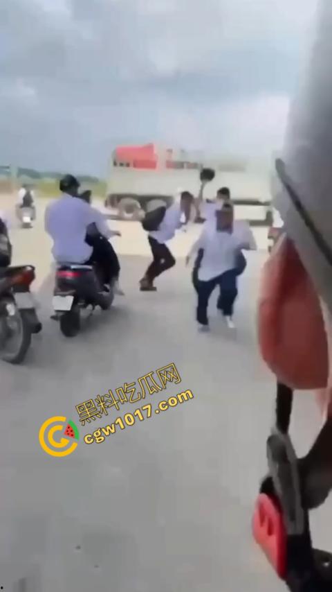 血流如注！越南青年绝地反击，刀刃直捅霸凌者脸颊，鲜血狂涌喷出，震惊全场！-1