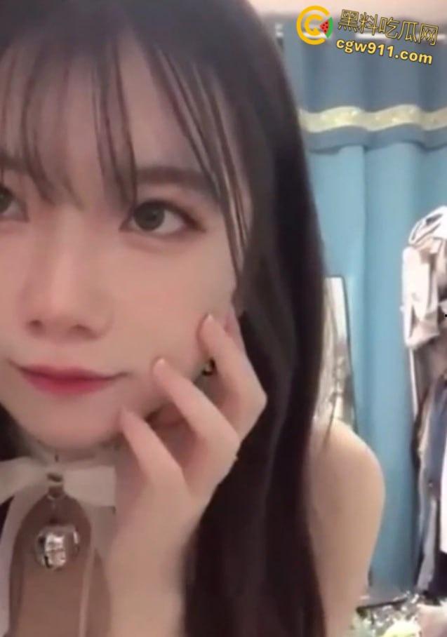 高颜值反差学生妹【白炜彤】，被男友调教成了母狗肉便器，长腿翘臀身材一流，宿舍上位骑乘3P淫乱 ！-1