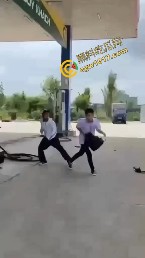 血流如注！越南青年绝地反击，刀刃直捅霸凌者脸颊，鲜血狂涌喷出，震惊全场！-4