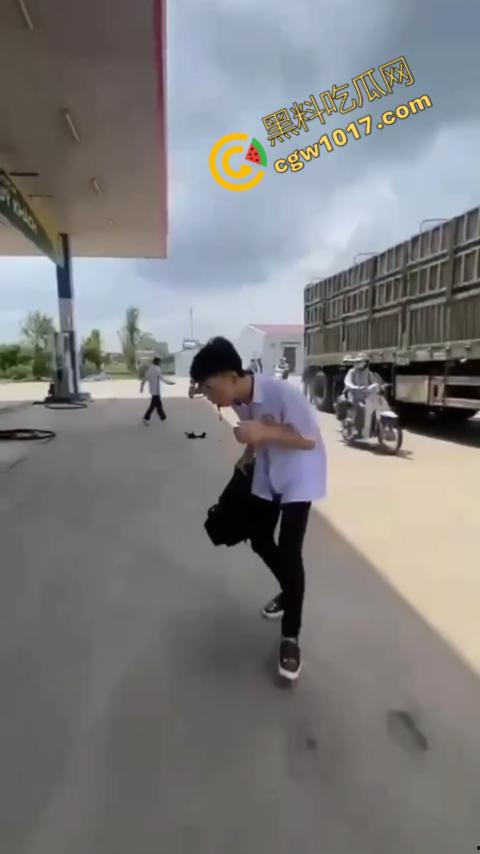 血流如注！越南青年绝地反击，刀刃直捅霸凌者脸颊，鲜血狂涌喷出，震惊全场！-5