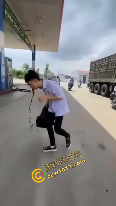 血流如注！越南青年绝地反击，刀刃直捅霸凌者脸颊，鲜血狂涌喷出，震惊全场！-6