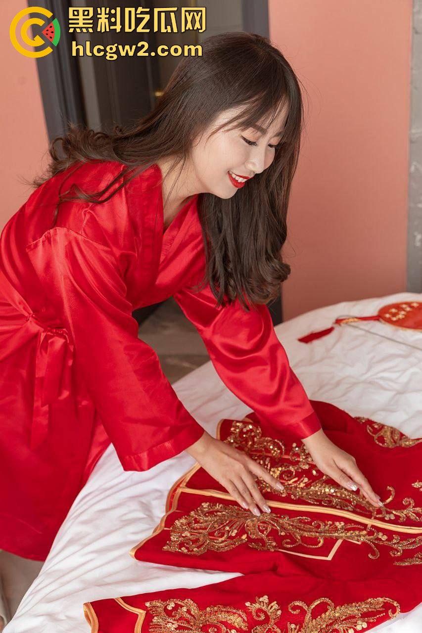 群友独家爆料极品人妻【何丽娜】调教大瓜！婚纱肥臀被玩弄，羞耻姿势曝光，肥臀晃动如母狗献礼！-7