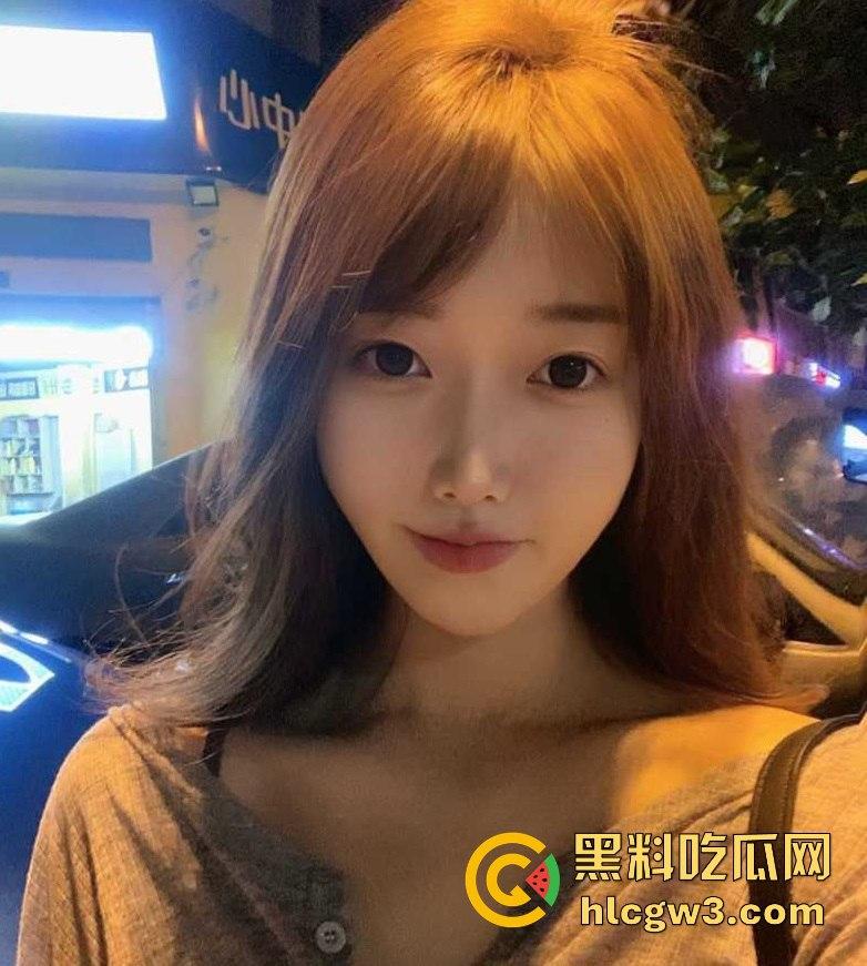 温州师范拜金荡妇【金依然】做外围 卖逼攒钱买名牌，揽客视频骚得不行，母狗姿势尽显吃相难看得要死！-5