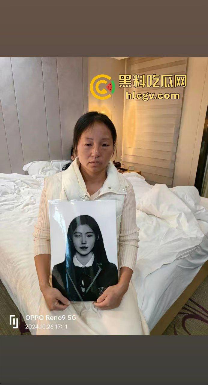 湖北商贸学院女学生校内猝死，学校未通知家属先运遗体！学生拉窗禁看，家属校内维权！-2