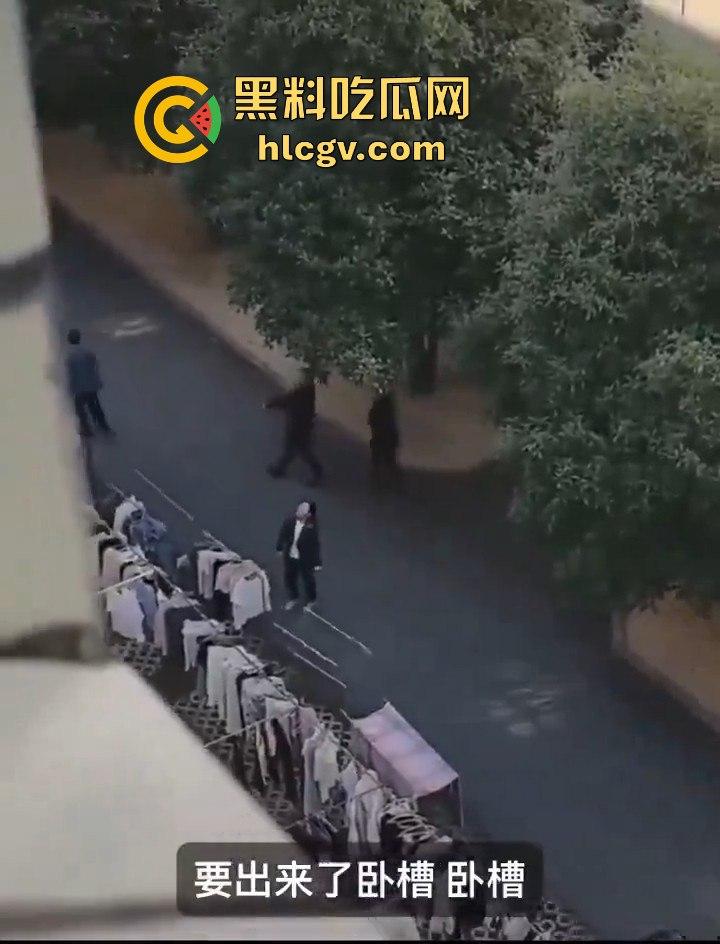 湖北商贸学院女学生校内猝死，学校未通知家属先运遗体！学生拉窗禁看，家属校内维权！-6