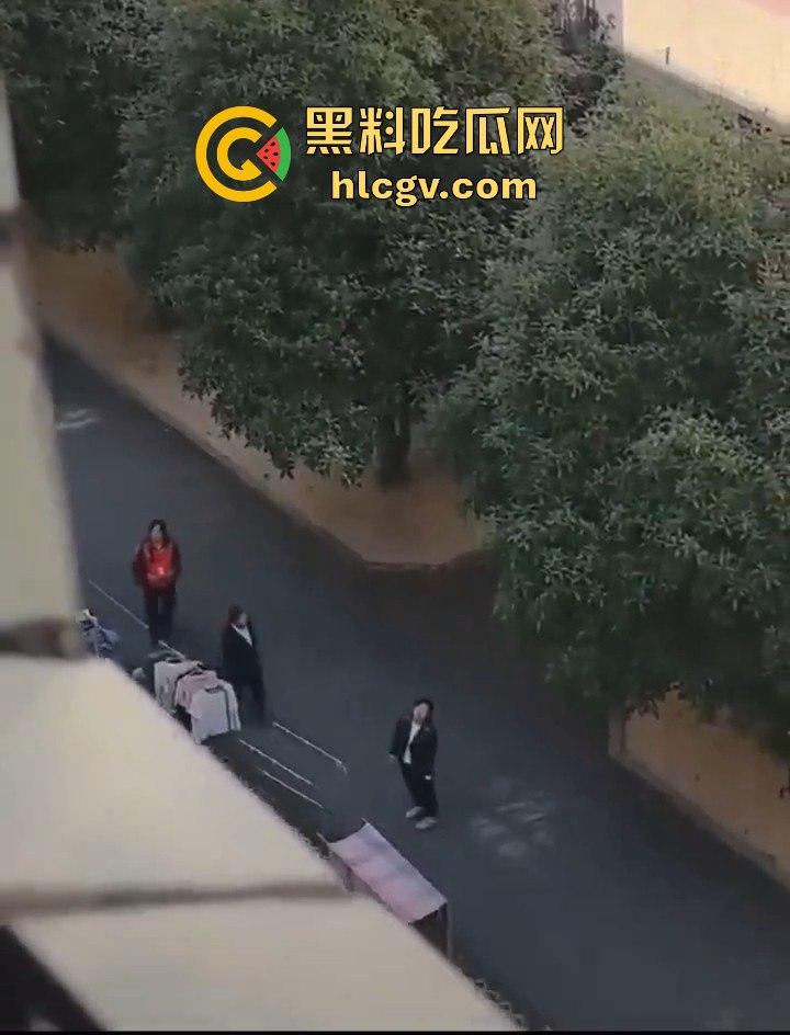 湖北商贸学院女学生校内猝死，学校未通知家属先运遗体！学生拉窗禁看，家属校内维权！-7