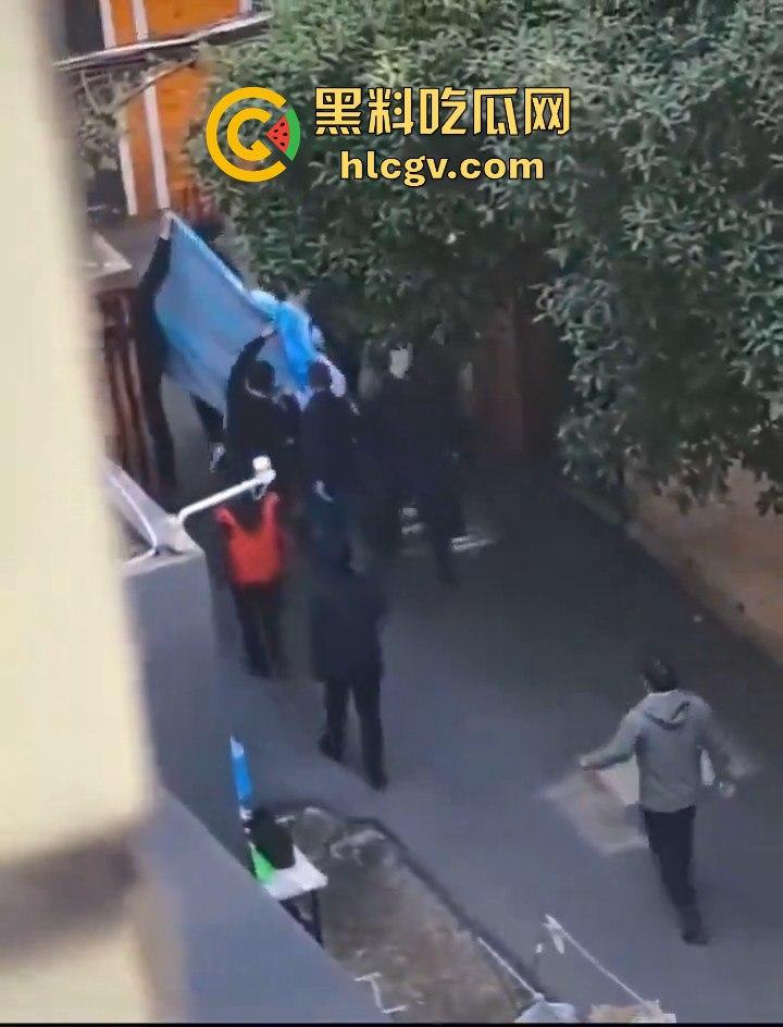 湖北商贸学院女学生校内猝死，学校未通知家属先运遗体！学生拉窗禁看，家属校内维权！-9