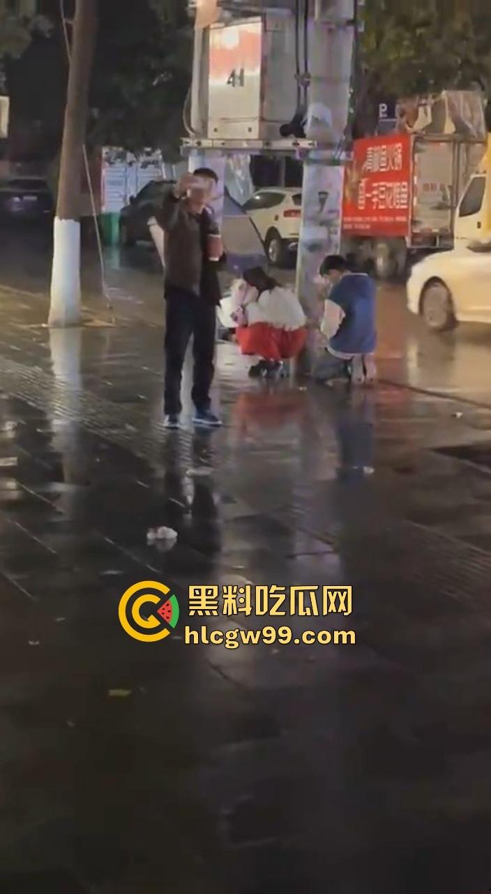 贵州六盘水沸羊羊跪地挽回爱情，荒唐又尴尬，川心小区的大雨见证了一场爱情已死，丢失的心再也回不来了！-2