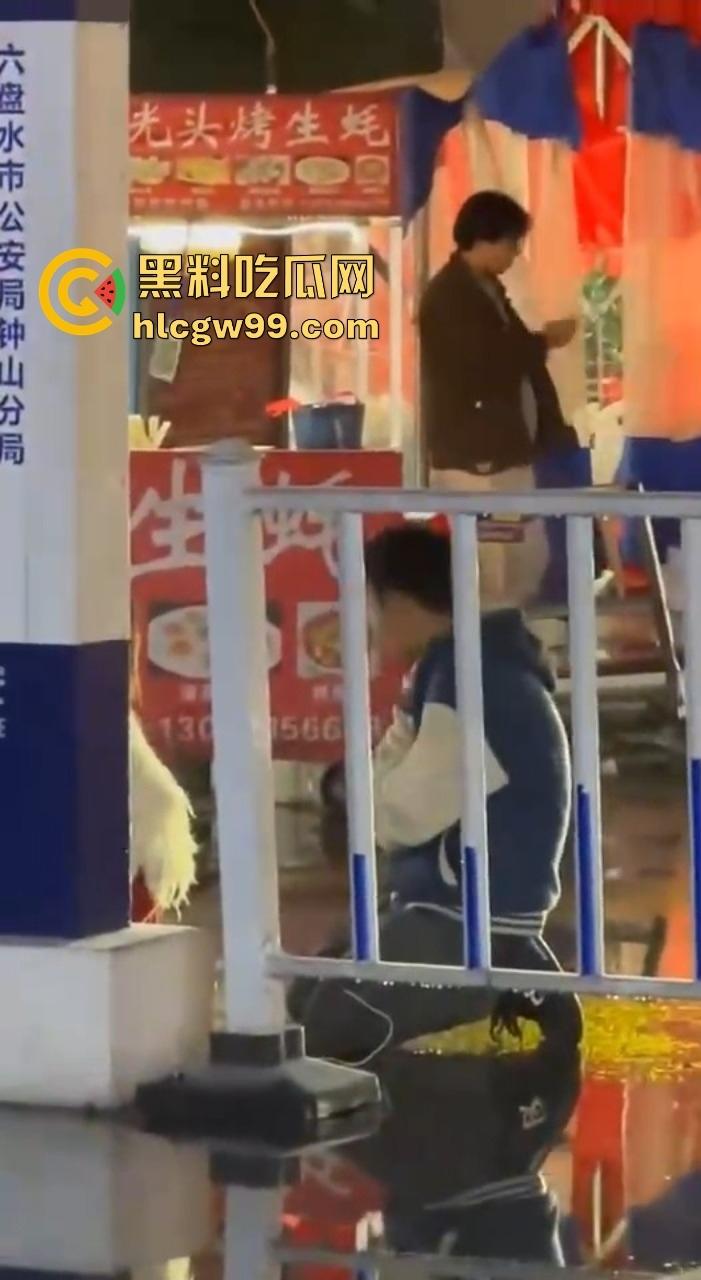 贵州六盘水沸羊羊跪地挽回爱情，荒唐又尴尬，川心小区的大雨见证了一场爱情已死，丢失的心再也回不来了！-5