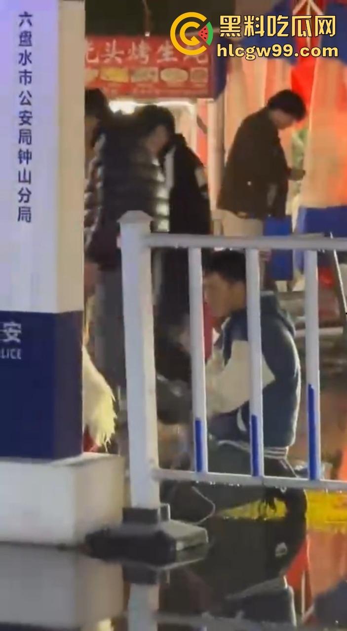 贵州六盘水沸羊羊跪地挽回爱情，荒唐又尴尬，川心小区的大雨见证了一场爱情已死，丢失的心再也回不来了！-6