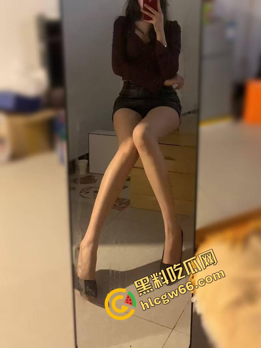 石家庄绿帽哥带黑丝老婆玩4P，兄弟轮流大力爆操，媳妇手拿双屌吞精被射脸，最后爽完默默吃药！-2