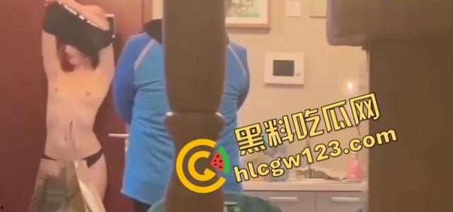 主人命令她勾引外卖小哥，她脱光了他却背过身，饿了么小哥怒斥我只是来送饭的，别搞这出！-4