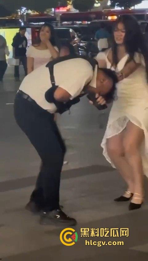 肉装女神高跟鞋一拳撂倒男友，战斗力爆棚！打完还淡定整理衣服发朋友圈，真不把人当回事！-8