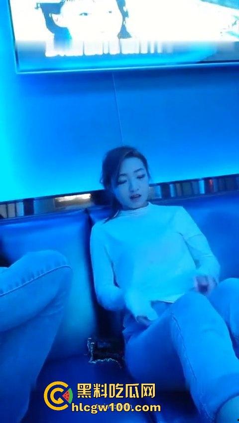 带着女友跟性感闺蜜勾引美团外卖员群交，外卖停止接单了从酒店干到KTV内容刺激又真实太疯狂了！-4