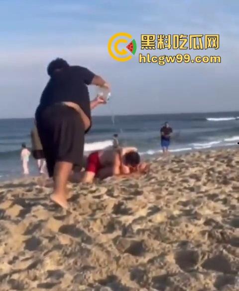 公共沙滩变成人体交配现场，老外光天化日下当着孩子面直接操逼，老黑直接上去用水泼降温警告！-2