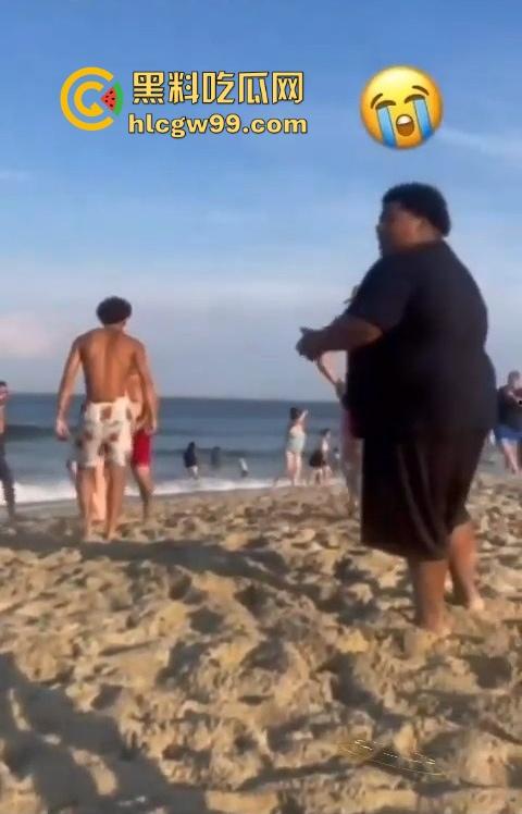 公共沙滩变成人体交配现场，老外光天化日下当着孩子面直接操逼，老黑直接上去用水泼降温警告！-4