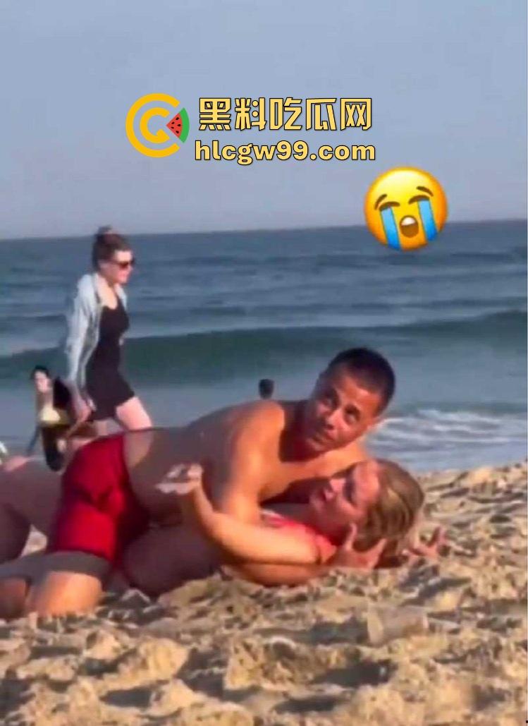 公共沙滩变成人体交配现场，老外光天化日下当着孩子面直接操逼，老黑直接上去用水泼降温警告！-7