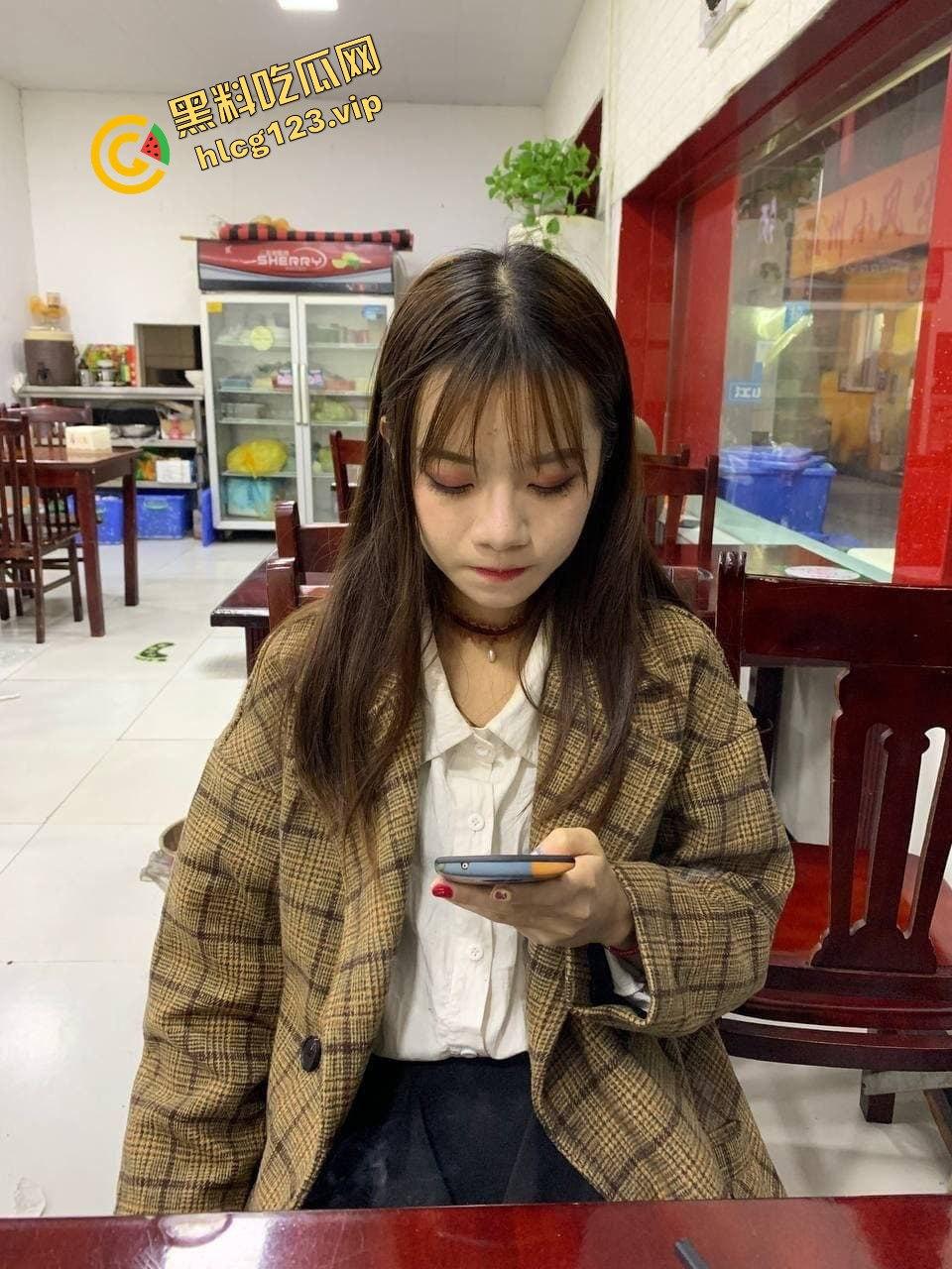 某书搭讪到的温柔大学妹子，竟是有男友的反差M属性女，3P大战释放天性！-4