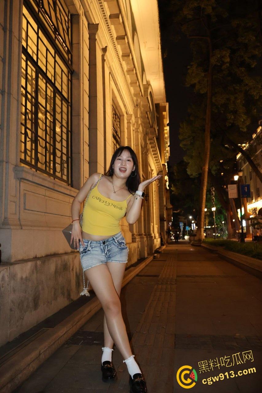 浙江大学清纯女大【徐丹茹】，被男友PUA调教，碎花裙跪地口交，掀开小裙子后入翘臀，堪称极品炮架！-1