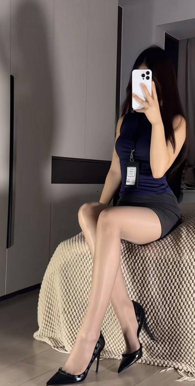 抖音擦边网红【一只奶逃桃】，黑丝情趣三点全裸诱惑撩人，美腿翘臀假屌狂捅自慰，动听娇喘淫靡至极！-2