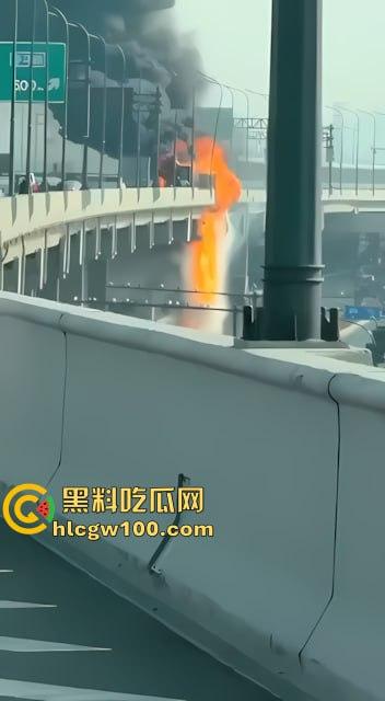 【我的世界】岩浆倒挂现实版，浙江慈溪高架货车起火，燃烧物坠落桥下， 烧出 ”火瀑布“-3