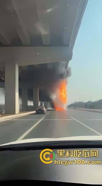 【我的世界】岩浆倒挂现实版，浙江慈溪高架货车起火，燃烧物坠落桥下， 烧出 ”火瀑布“-4
