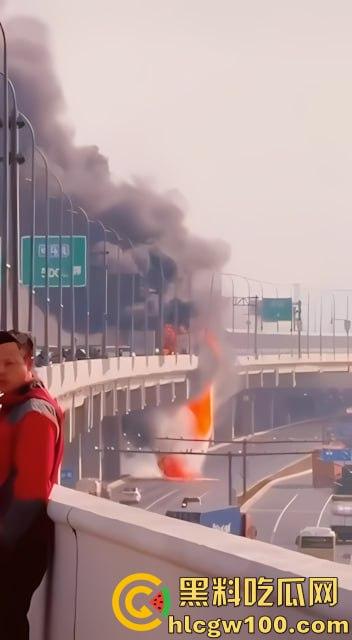 【我的世界】岩浆倒挂现实版，浙江慈溪高架货车起火，燃烧物坠落桥下， 烧出 ”火瀑布“-5