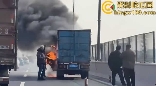 【我的世界】岩浆倒挂现实版，浙江慈溪高架货车起火，燃烧物坠落桥下， 烧出 ”火瀑布“-7