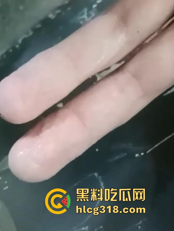 课堂变战场！老师前面讲课 男同学狂扣前排女生小穴 整个手指都沾满淫水 玩的十分刺激！-5