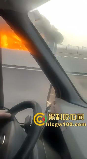 【我的世界】岩浆倒挂现实版，浙江慈溪高架货车起火，燃烧物坠落桥下， 烧出 ”火瀑布“-9