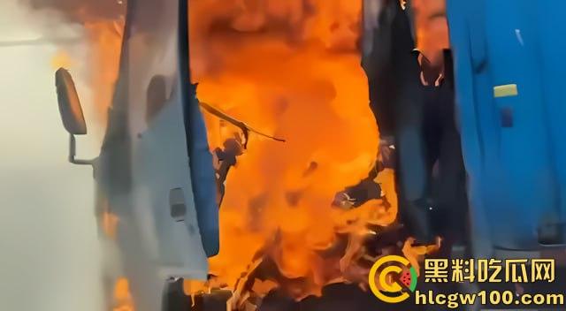 【我的世界】岩浆倒挂现实版，浙江慈溪高架货车起火，燃烧物坠落桥下， 烧出 ”火瀑布“-10