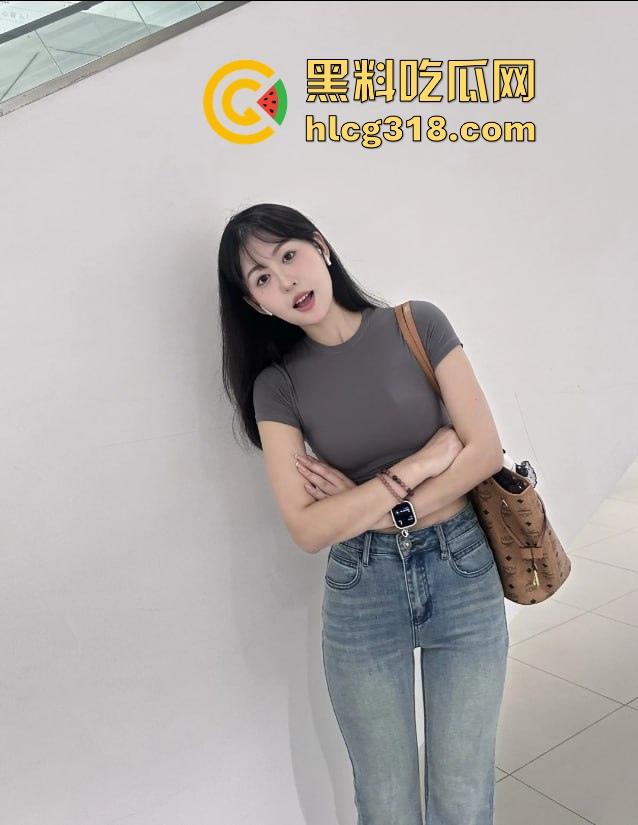 跟会喷水的亲姐姐相约酒店，翘臀后入小穴包裹混着白浆和精液，连射三次射，狠狠的满足她了。-2