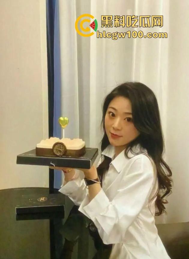 南通反差御姐【胡美然】外表清冷像仙女，床上浪得像小母狗，约炮视频曝光流出。-1