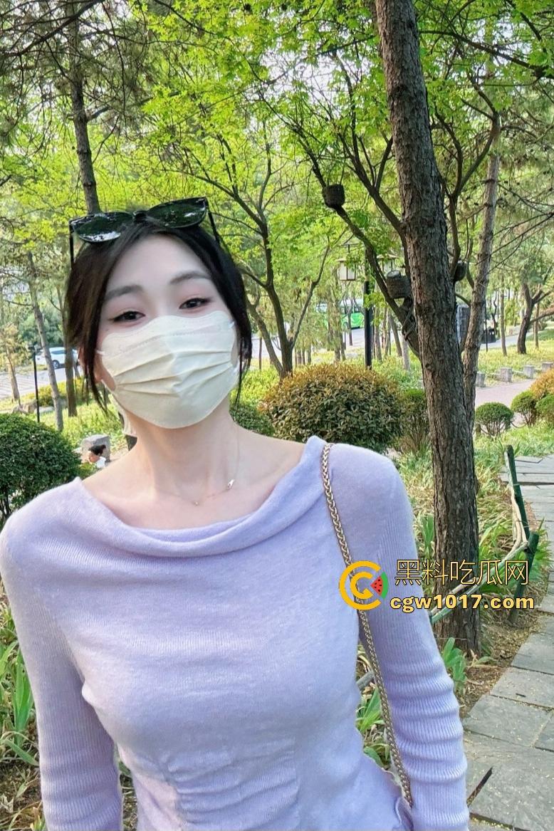 御姐【庞成慧】雨天户外披睡衣全裸，粉嫩爆乳骚穴对着镜头全脱光，后面车流不断，司机大哥看呆心想“别冷着了”！-1