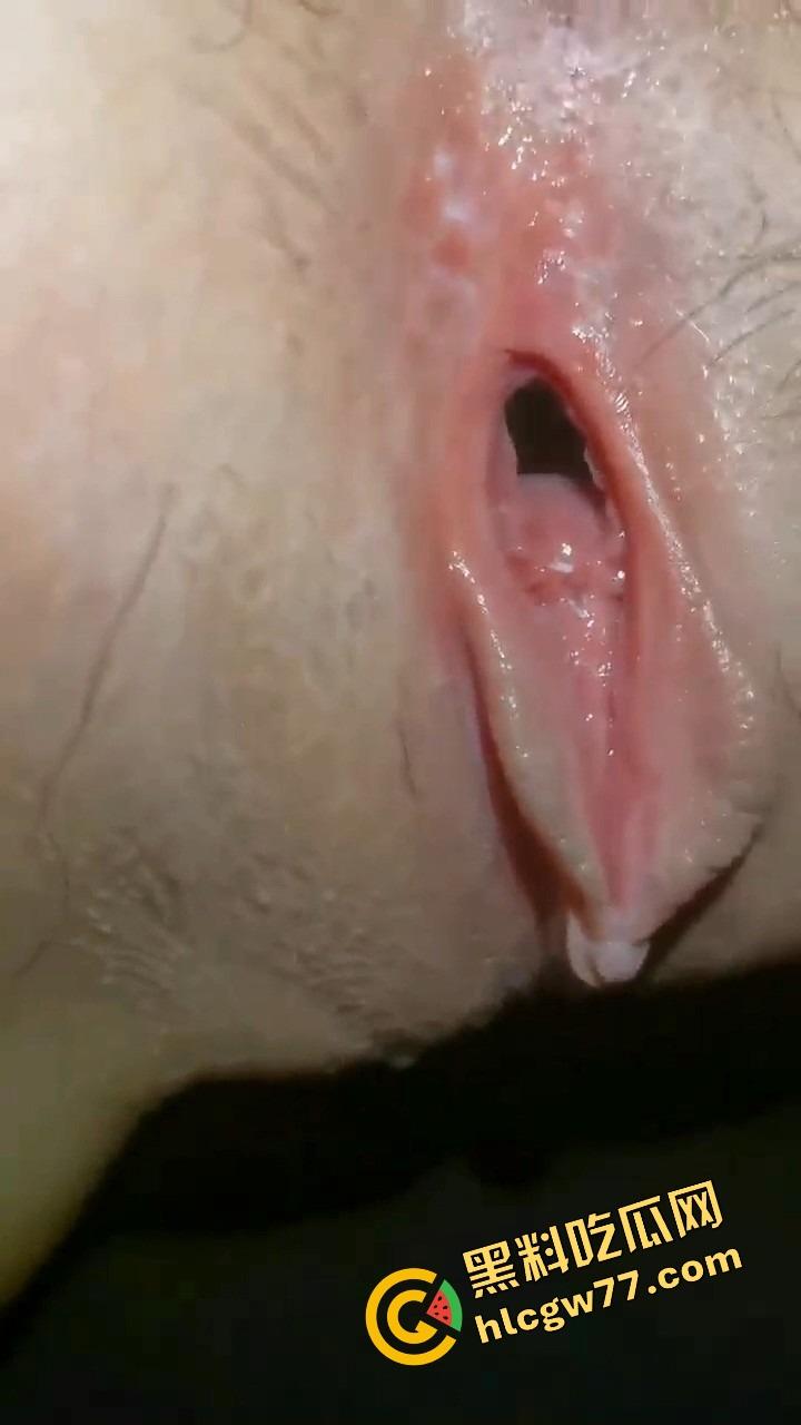 辽宁沈阳群友约到正经工程师老婆，已婚少妇偷情野战开大，哺乳期后偷情视频流出，粉穴依然骚得流油！-9