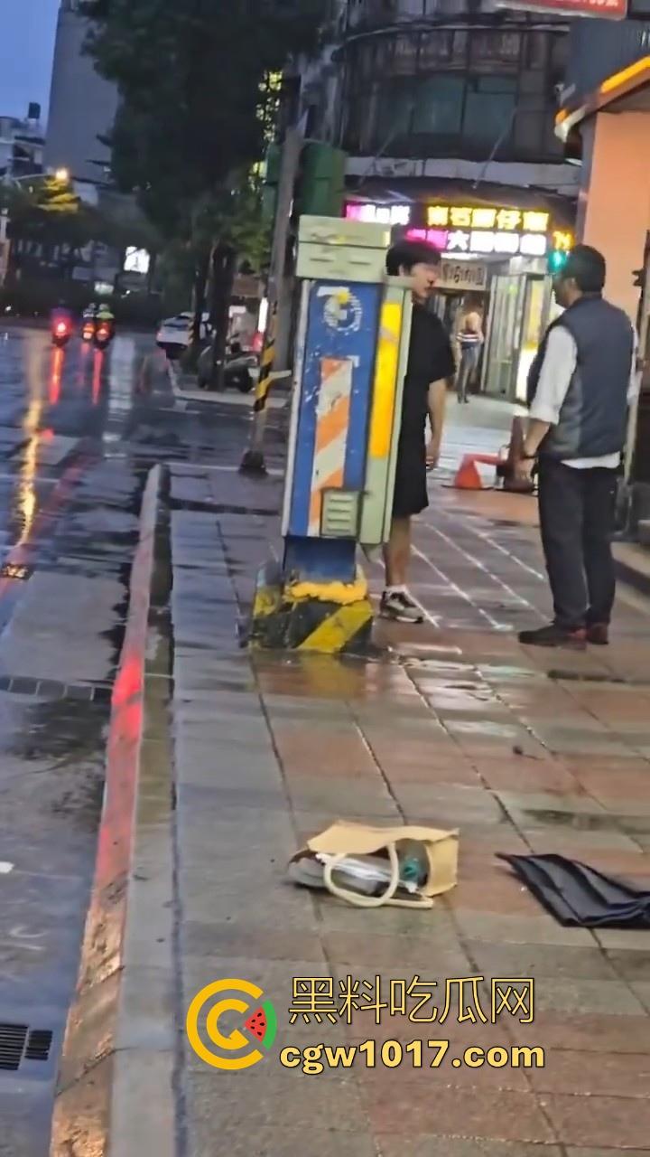 台湾公交车司机跟高中生马路互殴，停车下来单挑，学生脸部被打出血，很明显司机技高一筹啊！-4