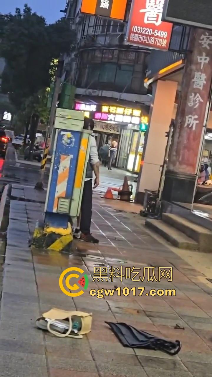 台湾公交车司机跟高中生马路互殴，停车下来单挑，学生脸部被打出血，很明显司机技高一筹啊！-6