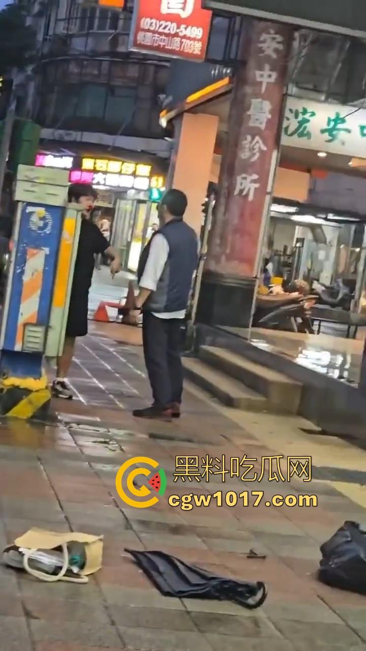 台湾公交车司机跟高中生马路互殴，停车下来单挑，学生脸部被打出血，很明显司机技高一筹啊！-7