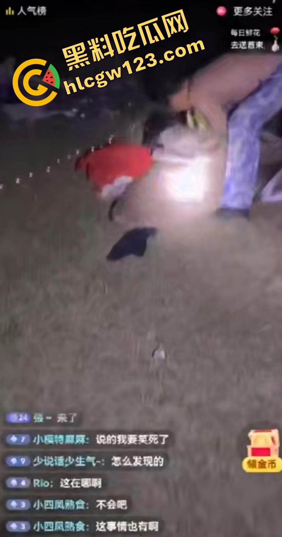 抖音【mola_吉妹】原配直播抓小三!大喊老公有18cm,便宜你这贱货了?小三被骂骚逼松了吧?-5