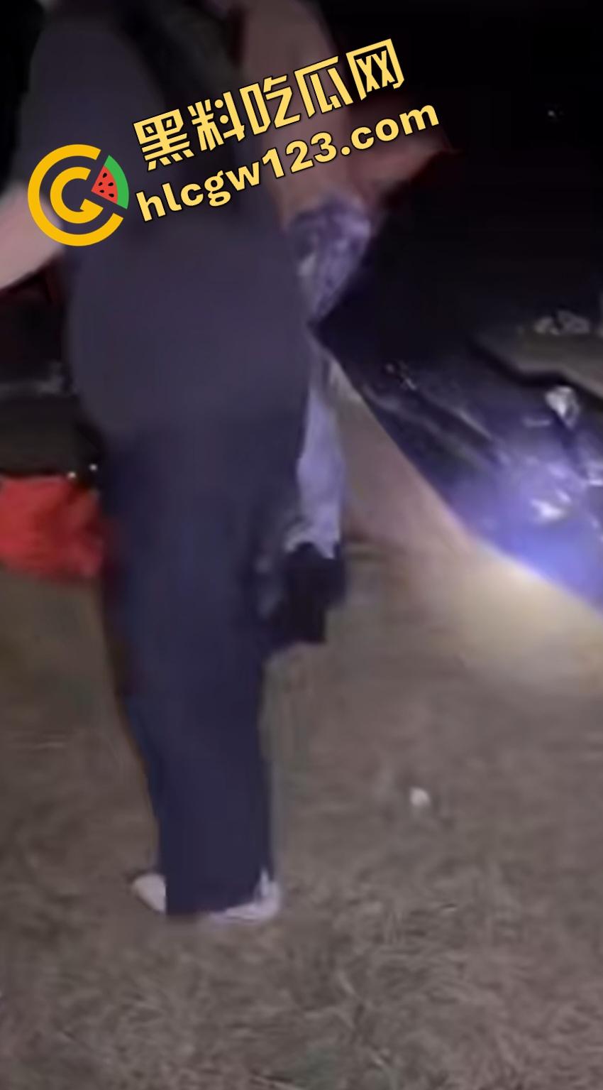 抖音【mola_吉妹】原配直播抓小三!大喊老公有18cm,便宜你这贱货了?小三被骂骚逼松了吧?-7