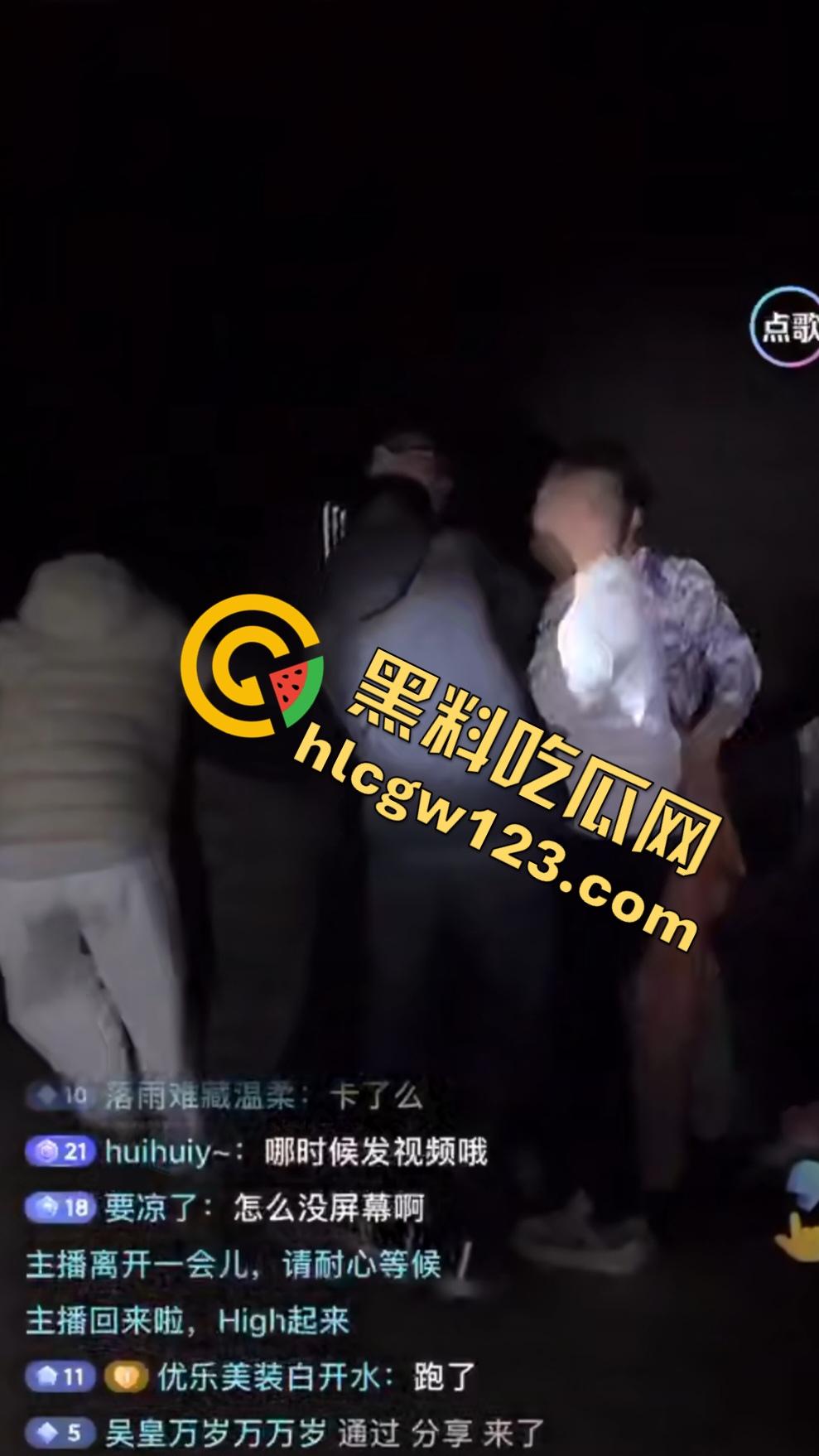 抖音【mola_吉妹】原配直播抓小三!大喊老公有18cm,便宜你这贱货了?小三被骂骚逼松了吧?-8