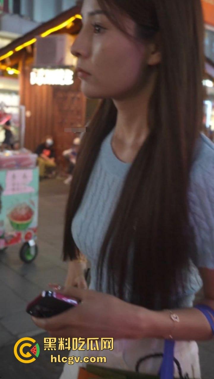 夜市街头超底美腿少女裙底风光 白色丁字裤配无毛逼缝 一看就是反差骚货-4