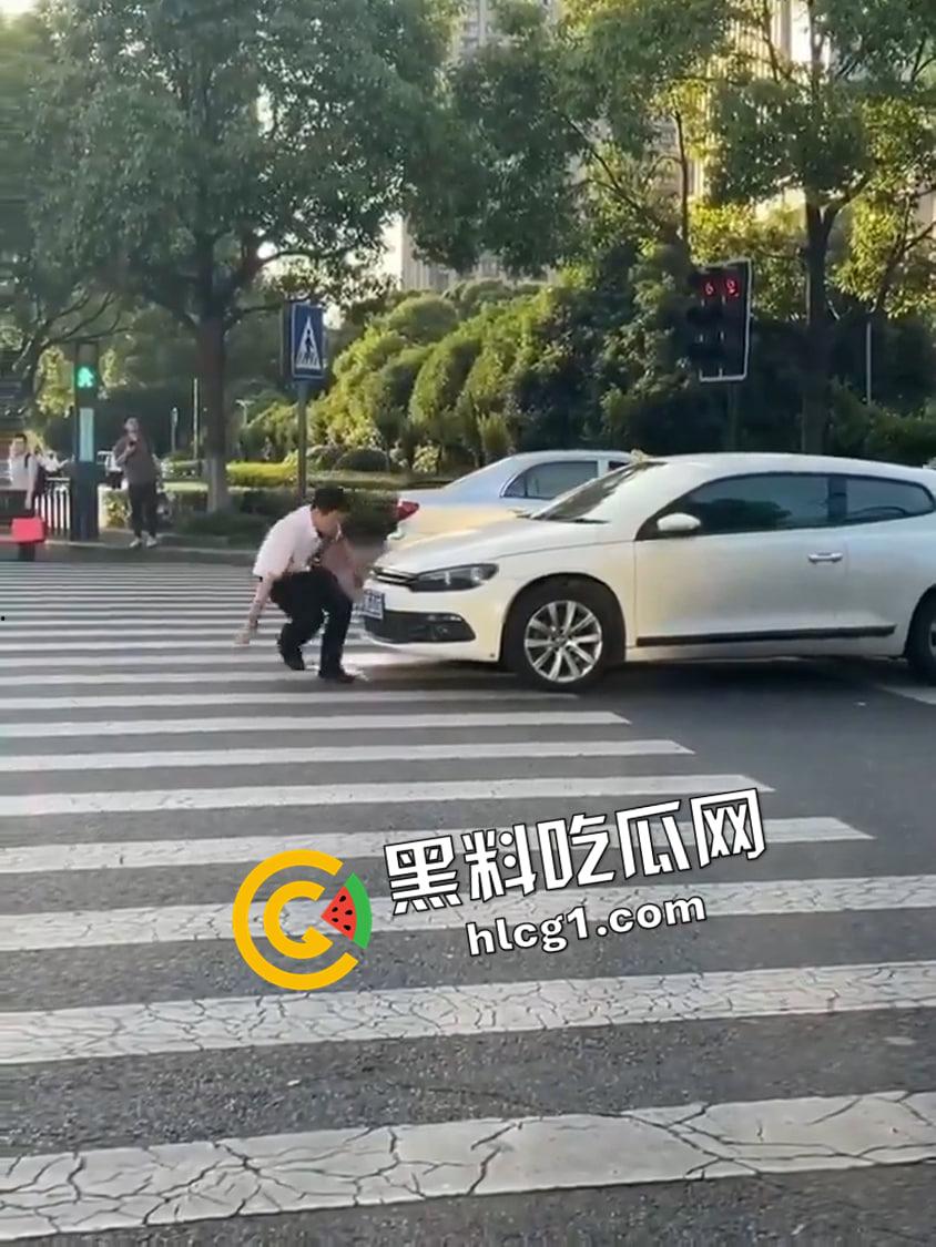江苏常州斑马线割喉现场视频!男子因情感问题 拦车前当场割喉自杀 血溅当场-2