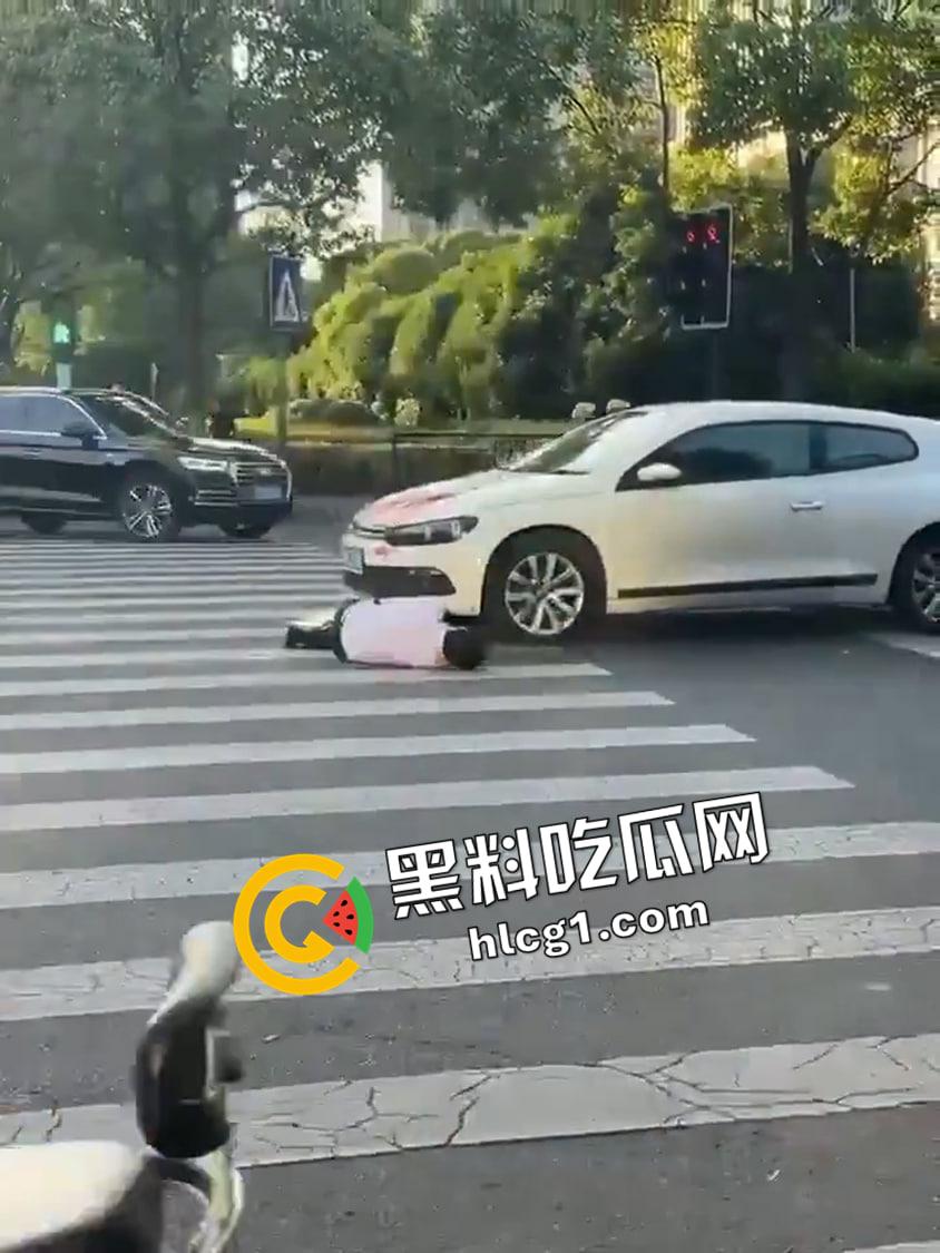 江苏常州斑马线割喉现场视频!男子因情感问题 拦车前当场割喉自杀 血溅当场-4